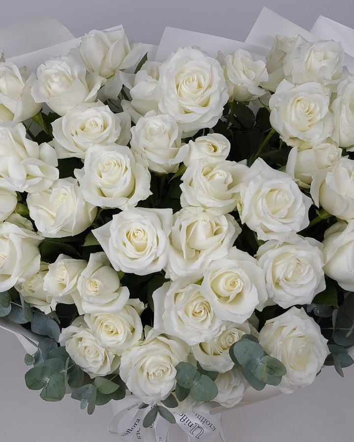 50 White Roses Grande - Uniflora