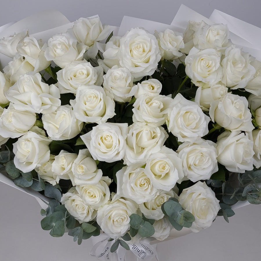 50 White Roses Grande - Uniflora